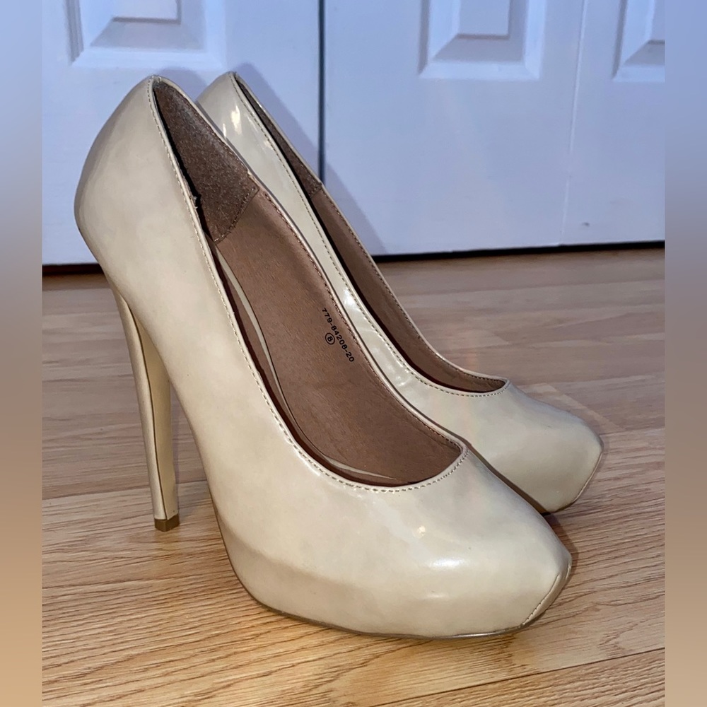 CHELSEA GIRL light cream/beige leather type pumps/shoes for women size 8